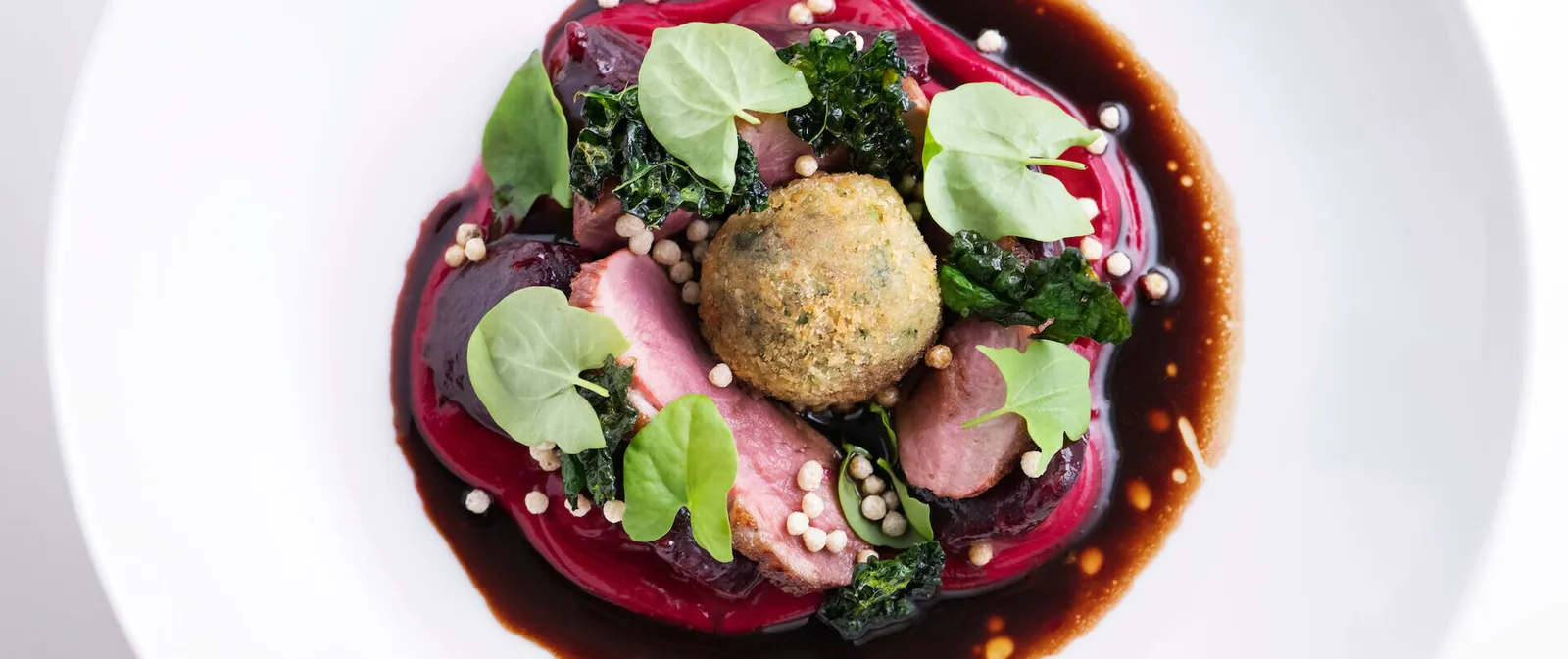 Kuva reseptistä Viikko 12/2022 - Kristian Vuojärvi | KV Restaurants: Sinisimpukkakeittoa, herne-simpukka salaattia ja chiliöljyä, Ankanrintaa, punajuuripyrettä, spelttikrokettia ja punajuurikastiketta, Veriappelsiinkakkua ja valkosuklaata